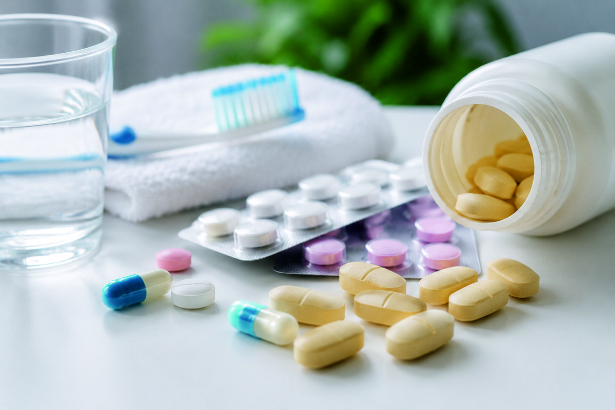 I farmaci possono influenzare la salute della bocca? Ecco perché è importante informare sempre il dentista
